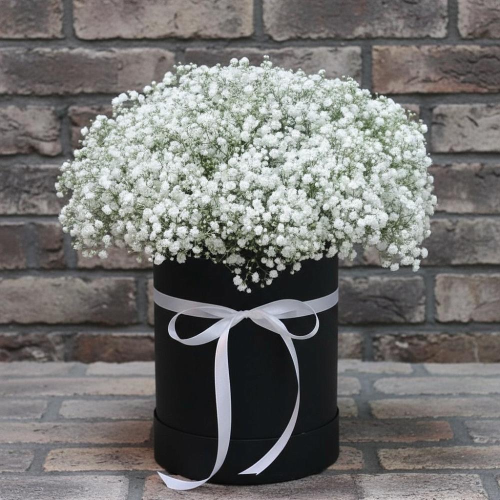 Цветочная композиция из Гипсофила в шляпной коробке в Северка