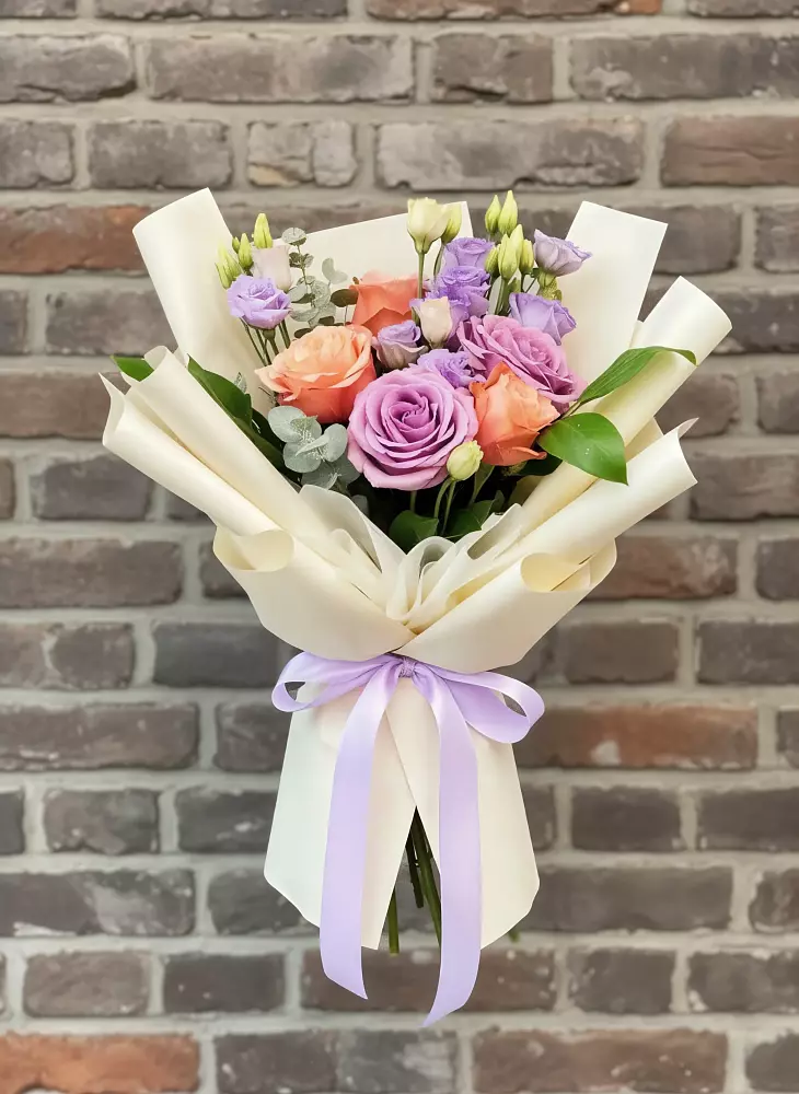 Букет цветов из: Лизиантусы и Розы в Северка