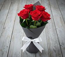 Букет 5 Красных роз Эдлесс Лав в Северка