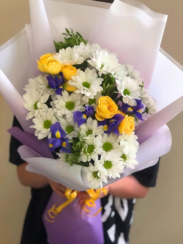 Букет цветов из: Ирисы, Хризантемы и Розы в Северка