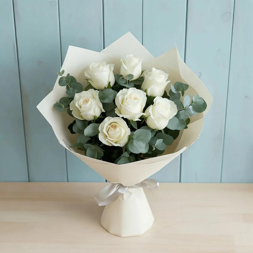 Букет Белые розы в Эвкалипте в Северка