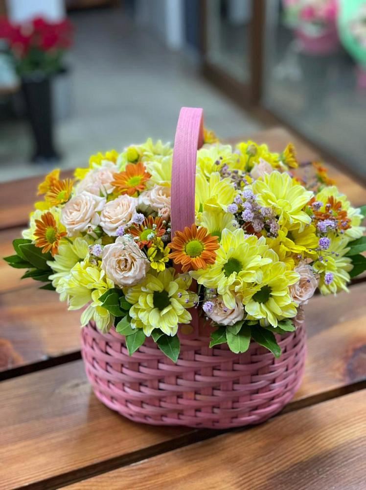Цветочная композиция из Хризантемы и Розы в корзине в Северка