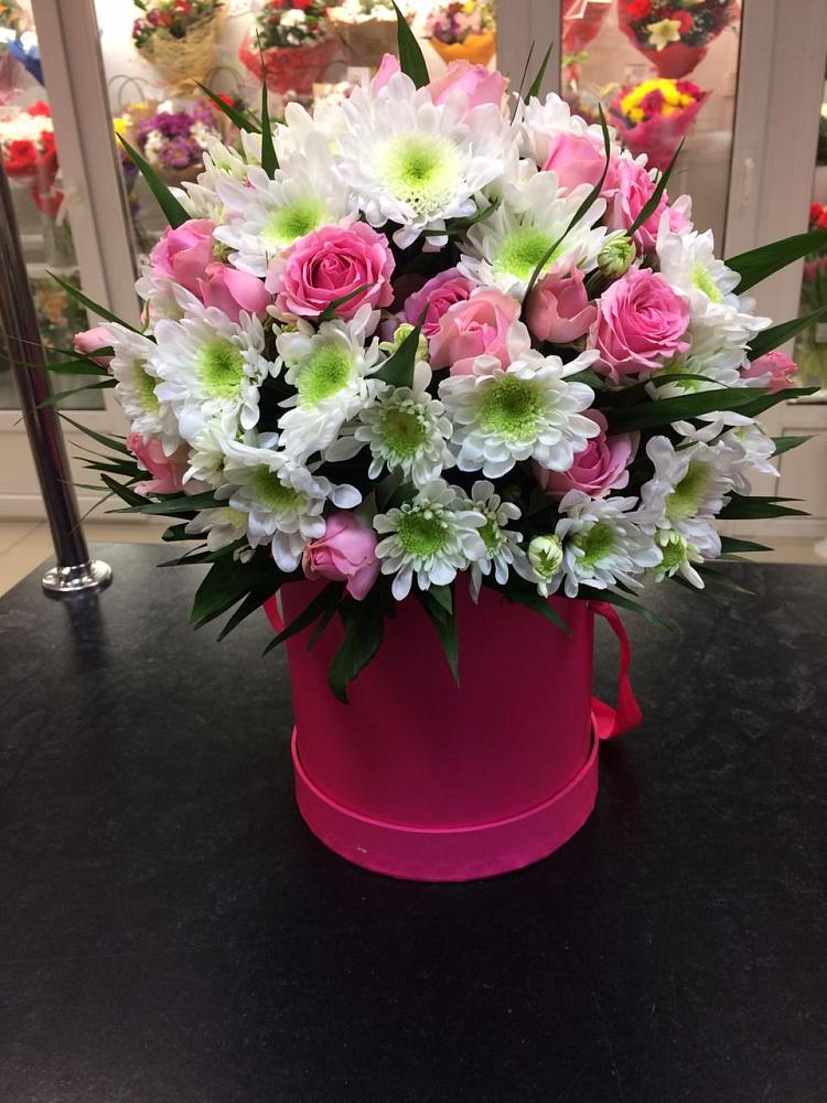 Цветочная композиция из Розы и Хризантемы в шляпной коробке в Северка