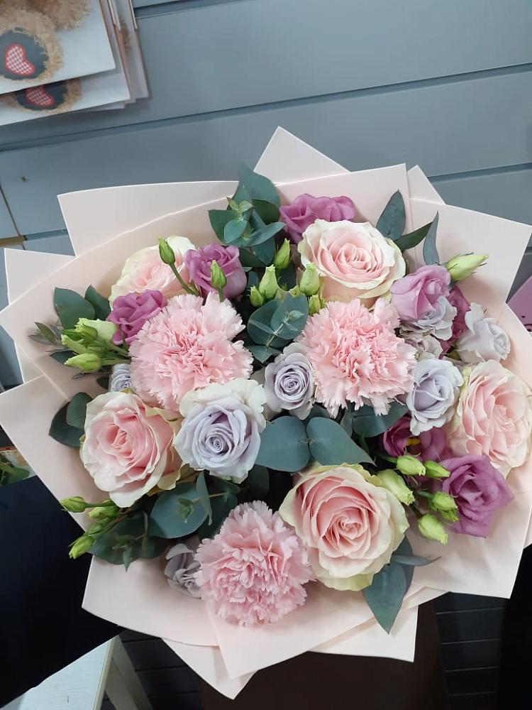 Букет цветов из: Розы, Гвоздики и Лизиантусы в Северка